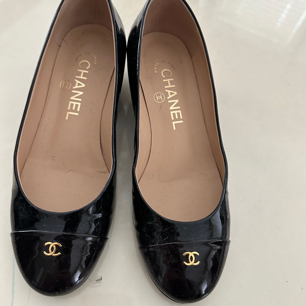 CHANEL PATENT LEATHER PUMPS SIZE 5
